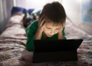 Screen Time Berlebihan Bikin Anak Sulit Fokus? Ini Penjelasannya