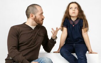 Toxic Parenting? Ini Beda Orang Tua Keras dan Narcissist