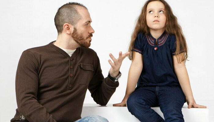 Toxic Parenting? Ini Beda Orang Tua Keras dan Narcissist