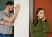 Insecure Parah? 8 Bukti Pasanganmu Butuh Perhatian Khusus!
