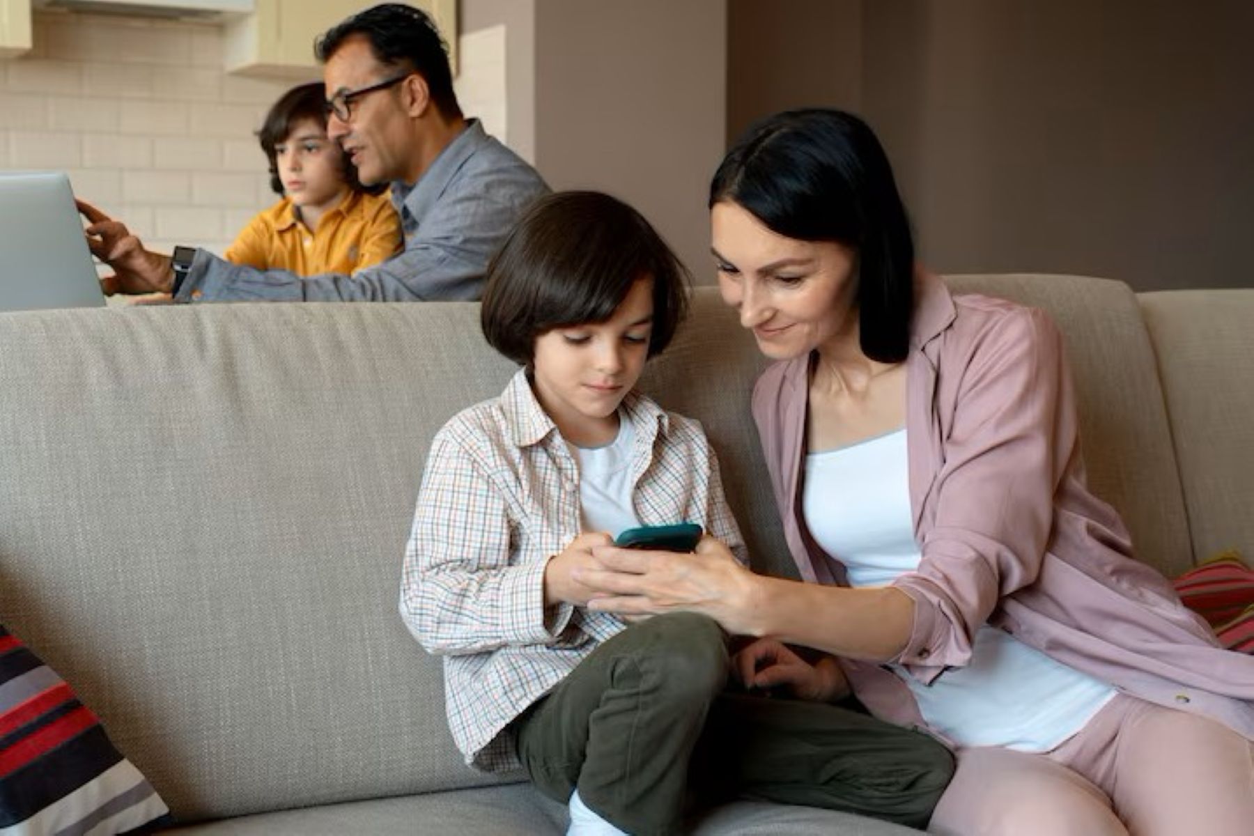 Gadget Bikin Jauh atau Dekat? Rahasia Hubungan Orang Tua dan Anak
