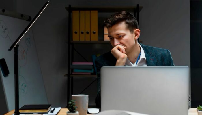 Overthinking di tempat kerja, Musuh Utama Produktivitas Kamu!