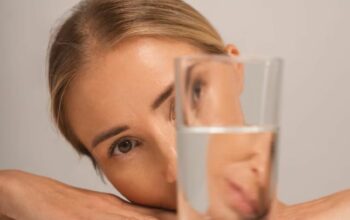 Stop Remehkan Air Putih! Bisa Kulit Glowing dan Otak Fokus