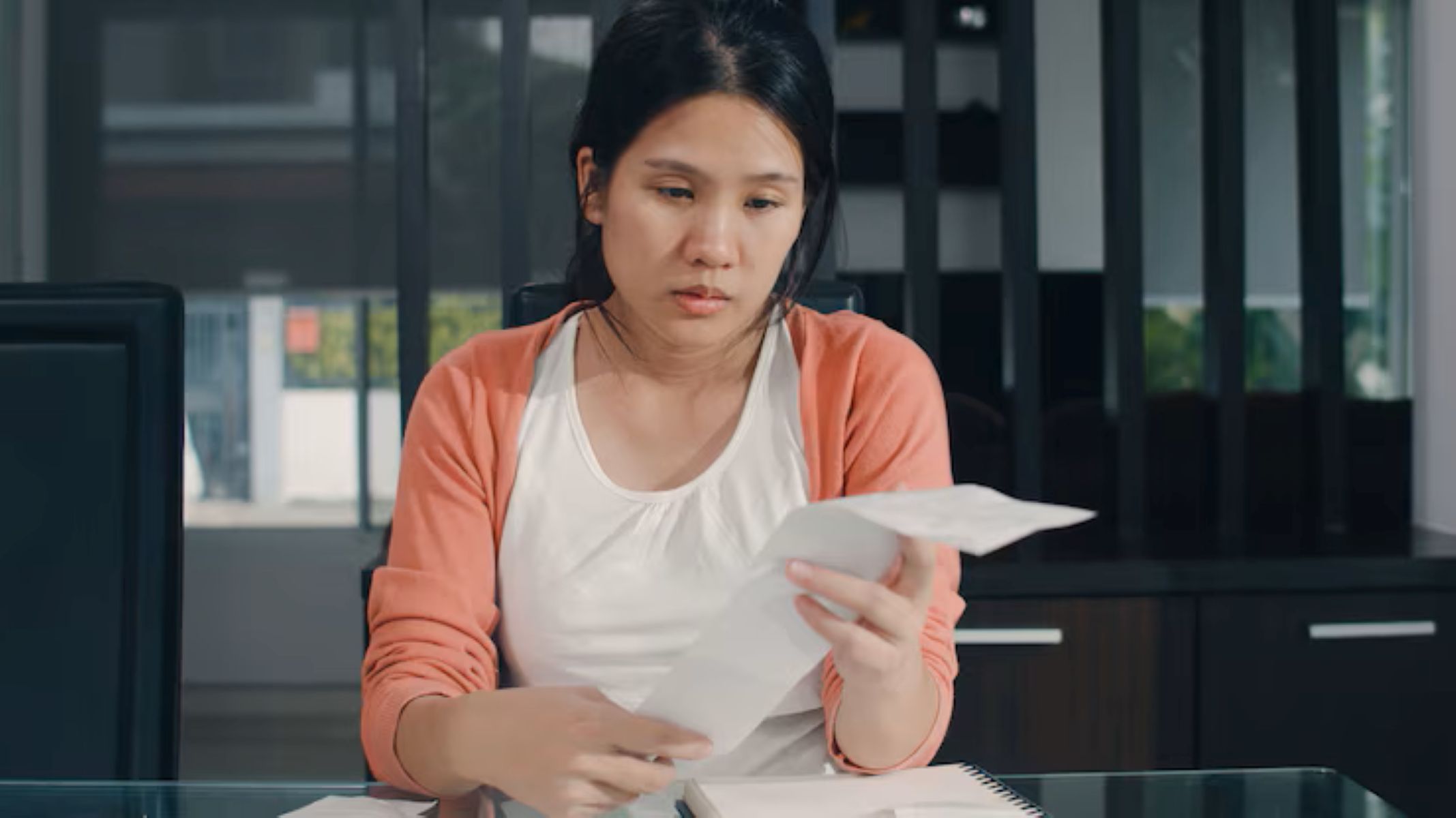 Kenapa Cewek Muda Gajinya Cukup Tapi Tetap Ngerasa Miskin?