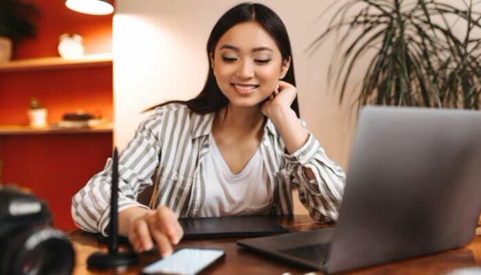 Wanita Karier Introvert, Ini 7 Cara Raup Duit dari Internet!
