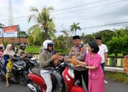 Kapolsek Gerung Bagikan Takjil, Wujud Kepedulian di Bulan Ramadhan