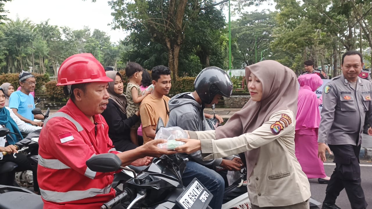 Sinergi Polri dan Masyarakat, Polres Lombok Barat Bagikan Takjil