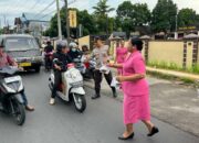 Aksi Polisi di Lombok Barat Ini Bikin Warga Terharu, Simak Kisahnya!