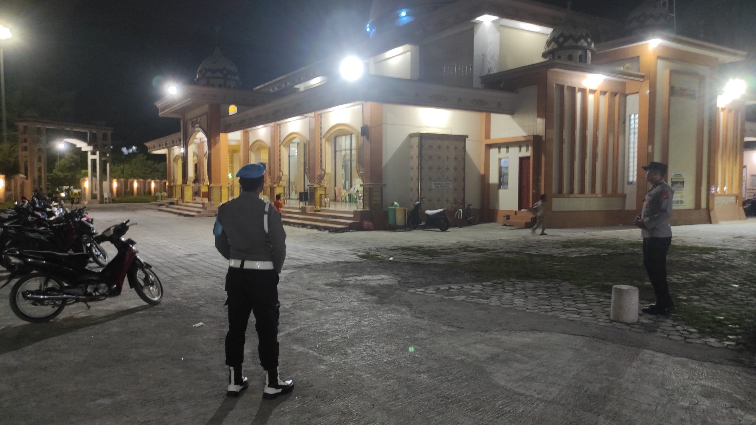 Antisipasi Kemacetan & Curanmor, Polisi Kawal Tarawih di Lembar