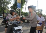 Ramadan Berkah, Kapolres Lombok Tengah Bagikan Takjil kepada Masyarakat