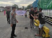 Kapolsek KP3 Lembar Bagikan Takjil, Tebar Berkah Ramadan