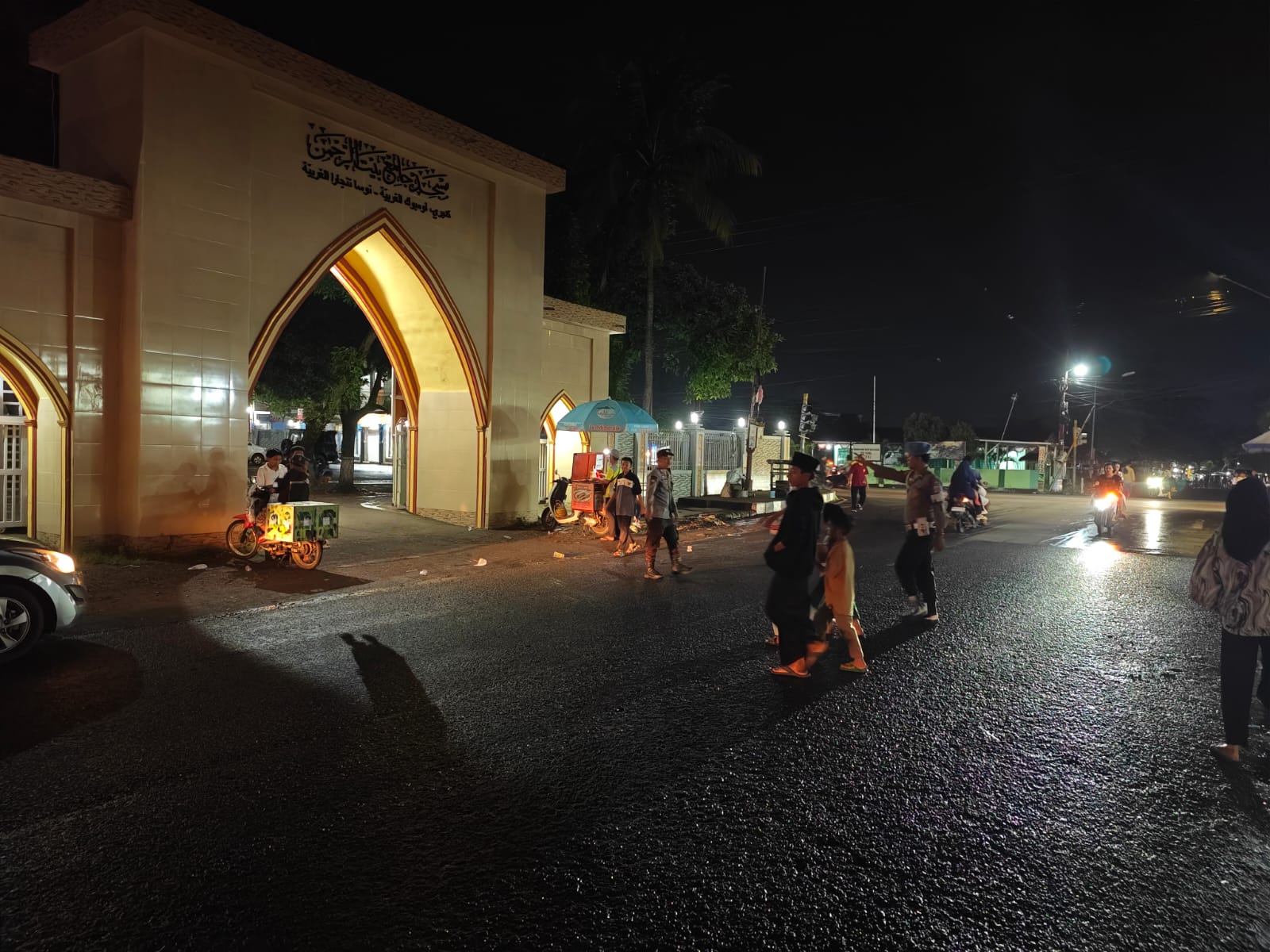 Jamaah Tenang Beribadah, Polsek Kediri Kawal Salat Tarawih Hingga Usai