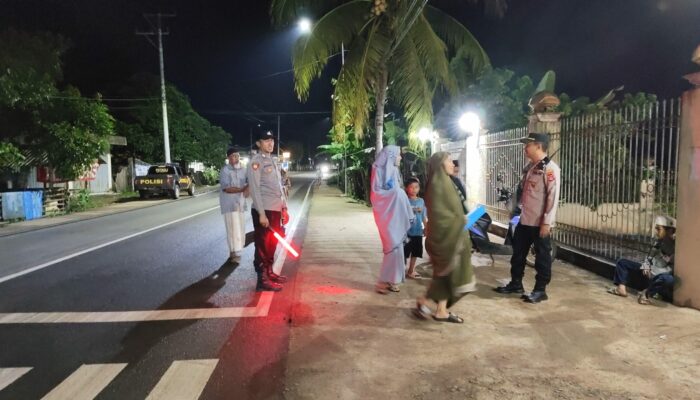Polsek Lembar Kawal Ibadah Tarawih, Jamaah Diminta Waspada