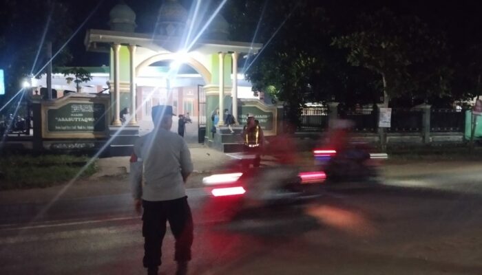 Polsek Sekotong Jaga Keamanan Tarawih, Jamaah Merasa Nyaman