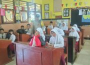 Polisi Kawal Gizi Anak: Ratusan Siswa Lombok Barat Terima Makanan Bergizi Gratis