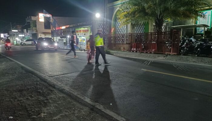 Polsek Batulayar Kawal Tarawih, Jemaah Merasa Lebih Aman