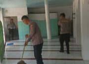 Polsek Jereweh Gotong Royong Bersihkan Masjid Jelang Memasuki Bulan Suci Ramadhan 1446 H