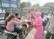 Ramadhan Berkah, Polres Bima Kota Bagi-Bagi Takjil Gratis untuk Pengendara