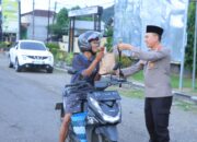 Kapolres Sumbawa Barat Bersama PJU Bagikan Takjil di Depan Mapolres Bagi Pengguna Jalan