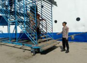 Polsek Kawasan Pelabuhan Laut Bima Laksanakan Pengamanan Kapal KM. Tilong Kabila Saat Embarkasi dan Debarkasi di Pelabuhan Bima