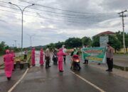 Berburu Berkah Ramadhan, Polsek Poto Tano Bagikan Takjil kepada Pengguna Jalan