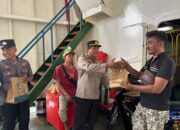 Kegiatan Ramadhan Suci, Personel Polsek KPL Tano Berbagi Berkah Paket Berbuka Puasa kepada Kru Kapal dan Pengguna Jasa Penyeberangan