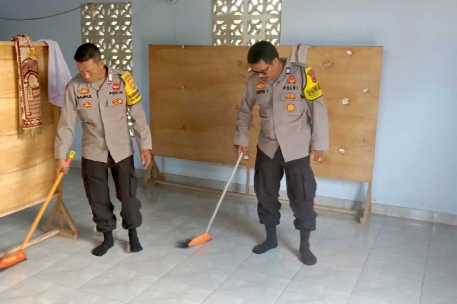 Bakti Religi Polsek Lembar, Tingkatkan Kebersihan dan Semangat Gotong Royong di Masyarakat