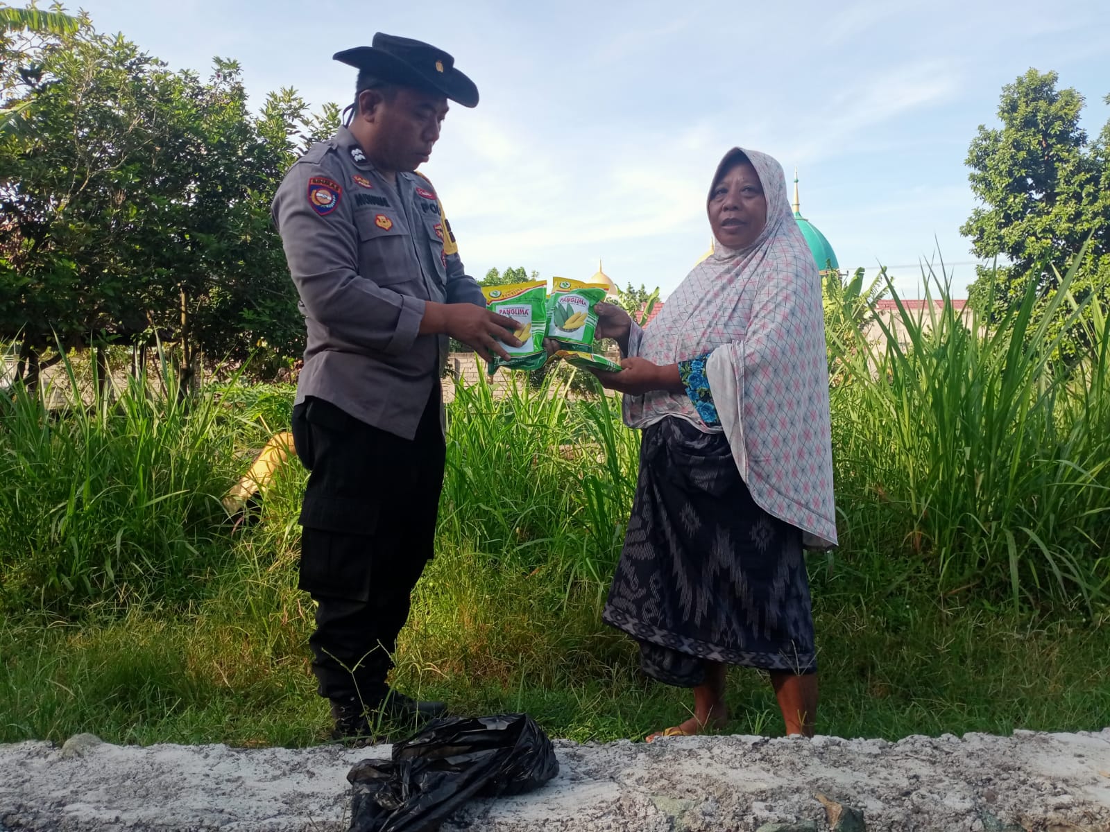 Ketahanan Pangan Desa: Polsek Labuapi Turun Tangan Salurkan Bibit Jagung Unggul