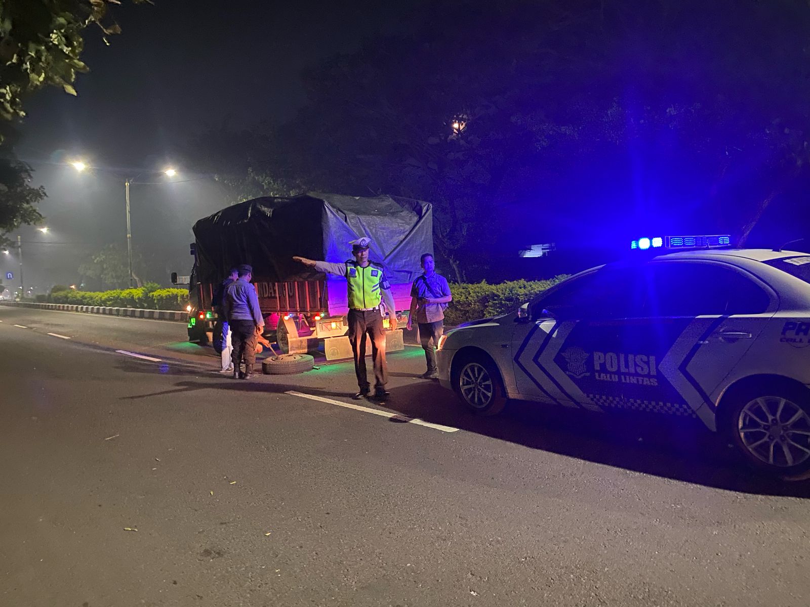 Sigap! Polisi Lombok Barat Bantu Pengendara Truk Pecah Ban Saat Patroli