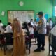 Polsek Gerung Jamin Keamanan Penyaluran Makan Bergizi Gratis di Dua Sekolah Dasan Tapen