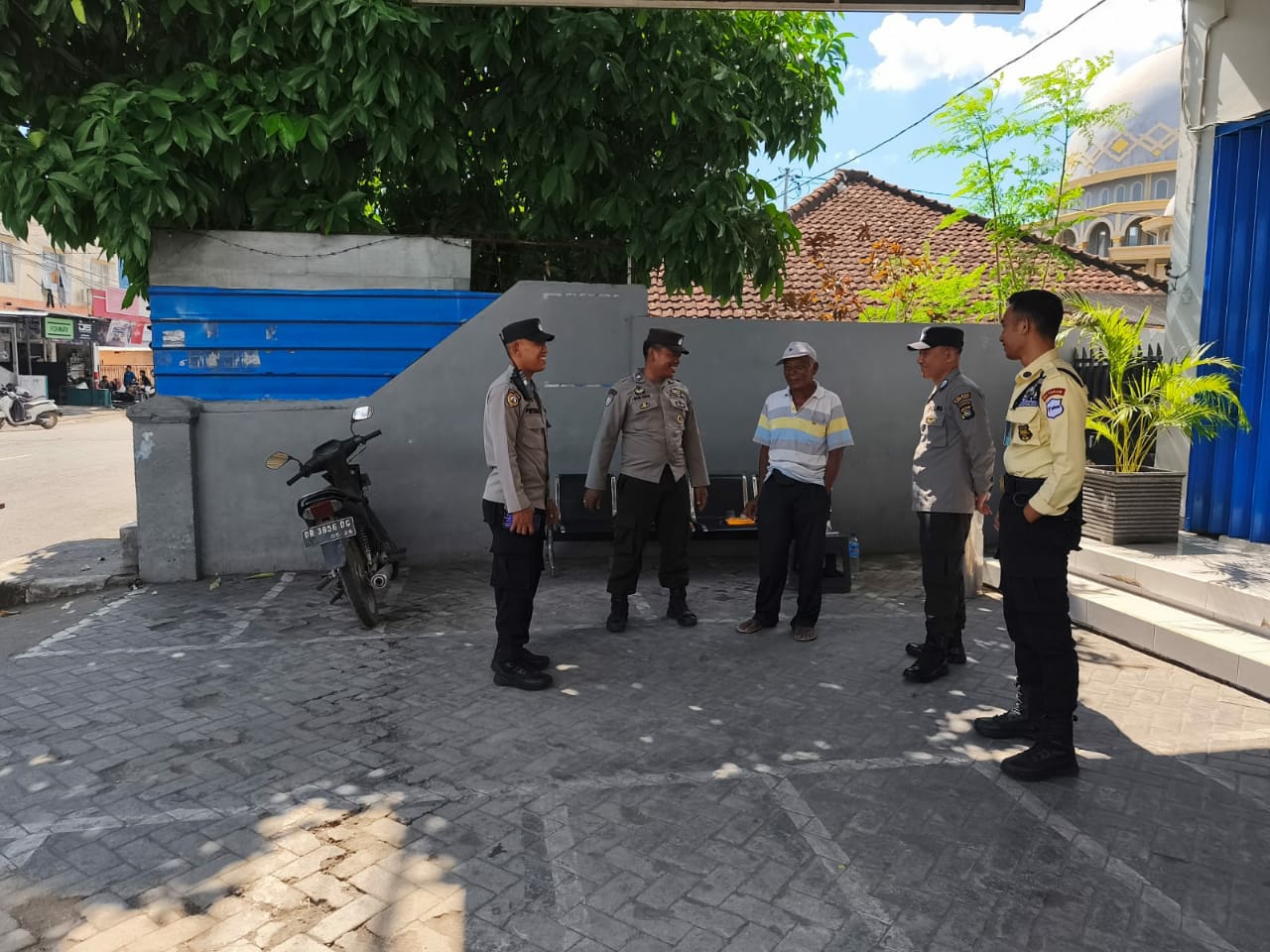 Patroli Polsek Gerung di Bank, Pantai, dan PLTU Pastikan Keamanan Masyarakat