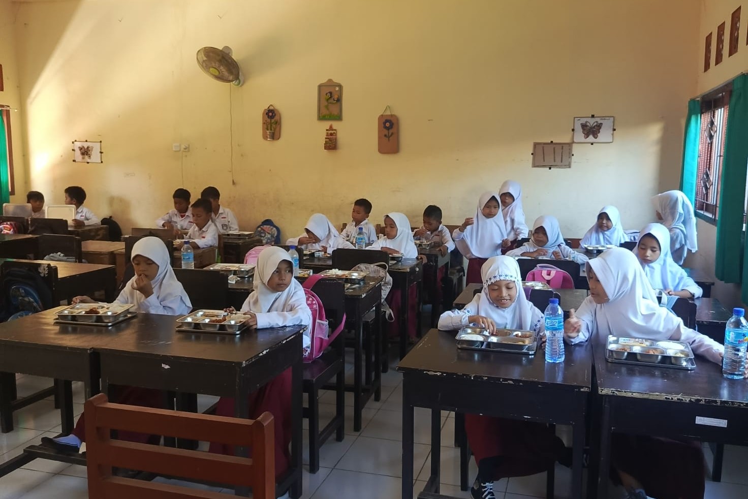 Polsek Labuapi Kawal Uji Coba Program Makan Bergizi Gratis di Lombok Barat