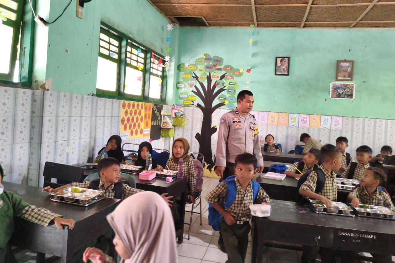 Polsek Lembar Pastikan Program Makan Bergizi Gratis Berjalan Aman dan Lancar