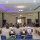 Lombok Barat, NTB – Tim dari Pusat Penelitian dan Pengembangan (Puslitbang) Kepolisian Republik Indonesia (Polri) menggelar penelitian penting di Polda Nusa Tenggara Barat (NTB) pada hari Selasa (29/4/2025). Kegiatan yang berfokus pada peningkatan profesionalitas anggota Polri serta mitigasi potensi pelanggaran etik ini dilaksanakan di Mapolres Lombok Barat. Melibatkan personel dari Polres Lombok Barat dan Polres Lombok Utara. Kegiatan ini dihadiri oleh sejumlah pejabat utama dari kedua Polres serta perwakilan anggota. Ketua Tim Puslitbang Polri, Kombes Pol A. Widihandoko, S.H., M.H., memimpin langsung jalannya penelitian. Turut hadir Wakapolres Lombok Barat, Kompol Kadek Metria, S.Sos., S.H., M.H., dan Wakapolres Lombok Utara, Kompol Adhika Ginanjar W., S.E., M.Si., beserta tim dari Puslitbang Polri. Sambutan Hangat dan Harapan Peningkatan Kualitas SDM Mengawali kegiatan, Kapolres Lombok Barat, Polda NTB, AKBP Yasmara Harahap, S.I.K., melalui Wakapolres Lombok Barat, Kompol Kadek Metria, menyoroti jumlah personel di wilayah hukumnya. "Kami berharap dengan adanya penelitian ini, akan ada masukan yang konstruktif bagi pimpinan dalam mengambil kebijakan terkait peningkatan profesionalitas dan pengembangan personel," ujar Kompol Kadek Metria dalam sambutannya. Mitigasi Etik Ketua Tim Puslitbang Polri, Kombes Pol A. Widihandoko, dalam paparannya menyampaikan latar belakang dilaksanakannya penelitian ini. Menyoroti maraknya pelanggaran kode etik yang dilakukan oleh oknum anggota Polri, yang berdampak signifikan terhadap citra institusi di mata masyarakat. "Pelanggaran etik ini menjadi landasan bagi kami untuk melaksanakan kegiatan mitigasi etik. Tujuannya adalah untuk mengidentifikasi akar permasalahan, mengurangi risiko terjadinya pelanggaran di masa depan, serta meningkatkan profesionalisme seluruh anggota Polri," tegas Kombes Pol A. Widihandoko. Menambahkan bahwa hasil dari penelitian ini akan menjadi bahan masukan penting bagi pimpinan Polri dalam merumuskan langkah-langkah kebijakan yang lebih efektif. Diskusi Mendalam dan Pengumpulan Data Setelah sesi paparan, kegiatan dilanjutkan dengan sesi Focus Group Discussion (FGD) dan wawancara yang dipandu oleh AKBP Ade Chadidjah, S.Sos., dan Konsultan dari Badan Riset dan Inovasi Nasional (BRIN), Dini Dwi Kusumaningrum, S.Sos., M.Si. Sesi ini bertujuan untuk menggali perspektif dan pengalaman langsung dari para personel terkait profesionalitas dan tantangan etika yang mereka hadapi dalam bertugas. Selain itu, para Pejabat Utama (PJU) dari Polres Lombok Barat dan Lombok Utara serta perwakilan personel juga mengisi kuesioner yang telah disiapkan oleh tim Puslitbang Polri. Pengumpulan data melalui FGD, wawancara, dan kuesioner ini diharapkan dapat memberikan gambaran yang komprehensif mengenai kondisi profesionalitas dan potensi risiko etik di lingkungan Polda NTB, khususnya di wilayah Lombok Barat dan Lombok Utara. Kegiatan penelitian ini diakhiri dengan sesi penutup dan foto bersama sebagai bentuk dokumentasi. Langkah selanjutnya adalah Tim Puslitbang Polri akan menganalisis data yang terkumpul untuk kemudian merumuskan rekomendasi yang akan disampaikan kepada pimpinan Polri. Diharapkan, hasil penelitian ini dapat menjadi landasan penting dalam upaya berkelanjutan untuk meningkatkan profesionalitas dan integritas seluruh anggota Polri. Serta meminimalisir terjadinya pelanggaran etik demi terwujudnya Polri yang semakin dipercaya dan dicintai masyarakat.