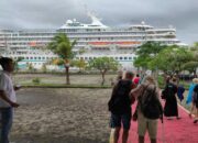 MV. ARTANIA Sandar di Pelabuhan Gilimas, Wisatawan Padati Lombok