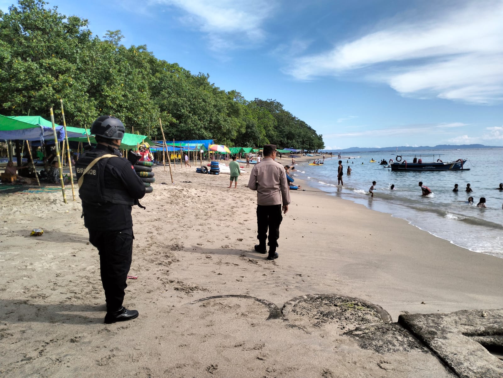 Operasi Ketupat 2025, Polisi Jaga Wisatawan di Senggigi Lombok Barat