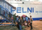 Polsek Kawasan Pelabuhan Laut Bima Amankan Proses Embarkasi dan Debarkasi Penumpang Kapal KM. AWU di Pelabuhan Bima