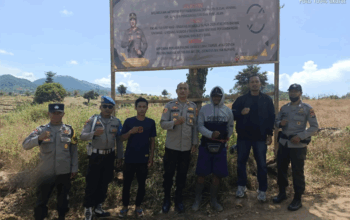 Kapolsek Lape Pimpin Langsung Pemasangan Banner Himbauan Stop Tambang Ilegal di Bukit Labaong