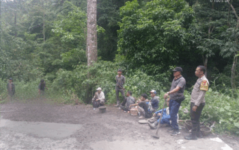 Bhabinkamtibmas Batu Lanteh Dampingi Gotong Royong Perbaikan Jalan Rusak di Desa Batu Dulang