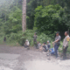 Bhabinkamtibmas Batu Lanteh Dampingi Gotong Royong Perbaikan Jalan Rusak di Desa Batu Dulang