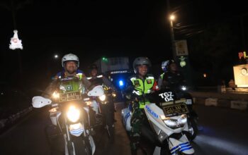 Patroli Sinergitas TNI-Polri Jaga Kamtibmas Malam Hari di Lombok Tengah. ‎