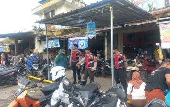 Polres Lombok Barat Kenalkan KEMOS dalam Patroli Pasar Kediri