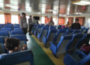 Lombok Barat, NTB - Kepolisian Sektor (Polsek) Kawasan Pelabuhan Lembar, di bawah naungan Polres Lombok Barat, Polda NTB, terus meningkatkan langkah-langkah pengamanan di area pelabuhan. Hal ini dilakukan sebagai upaya preventif untuk mengantisipasi potensi tindak premanisme dan praktik percaloan yang dapat meresahkan para pengguna jasa penyeberangan. Terutama menjelang akhir pekan yang biasanya mengalami peningkatan volume penumpang. Kegiatan pengamanan intensif ini terlihat pada Jumat (9/5/2025) sekitar pukul 10.00 WITA di Dermaga 1 PT. ASDP Lembar. Personel Polsek Kawasan Pelabuhan Lembar tampak bahu-membahu dengan pihak Otoritas Pelabuhan Lembar dalam mengawasi proses pemuatan kendaraan ke atas Kapal. Salah satunya Kapal Motor Penumpang (KMP) RHAMA GIRI NUSA yang melayani rute penyeberangan Lembar menuju Padangbai, Bali. Kapolres Lombok Barat, Polda NTB, AKBP Yasmara Harahap, S.I.K., melalui Kapolsek Kawasan Pelabuhan Lembar, Ipda Imran, menyampaikan bahwa pengamanan ini merupakan bagian dari komitmen Polri. Untuk memberikan rasa aman dan nyaman kepada masyarakat, khususnya para pengguna jasa transportasi laut. Pengecekan Ketat dan Imbauan Proaktif Dalam kegiatan pengamanan tersebut, petugas tidak hanya fokus pada kelancaran proses embarkasi. Mereka juga melakukan pengecekan terhadap surat-surat kendaraan yang akan menyeberang. Lebih dari itu, imbauan proaktif juga disampaikan kepada para sopir dan penumpang terkait potensi gangguan keamanan. "Kami secara aktif mengimbau kepada seluruh pengguna jasa penyeberangan untuk segera melaporkan kepada petugas apabila menemukan atau mencurigai adanya praktik premanisme maupun aksi percaloan di sekitar area pelabuhan," tegas Ipda Imran di sela-sela kegiatan pengamanan. Edukasi Penumpang untuk Keamanan dan Ketertiban Selain mengantisipasi tindakan kriminal, personel Polsek Lembar juga memberikan himbauan kepada para penumpang kapal. Mereka mengingatkan agar selalu menjaga barang bawaan masing-masing dan mengikuti antrian sesuai dengan tiket yang dimiliki. Kepatuhan terhadap peraturan di atas kapal juga menjadi fokus utama dalam edukasi yang disampaikan. "Kami harapkan para penumpang dapat bekerja sama dengan petugas dan mematuhi semua aturan yang berlaku demi kelancaran dan keamanan perjalanan," ujar Ipda Imran. "Dengan kesadaran dan partisipasi aktif dari masyarakat, kita dapat menciptakan lingkungan pelabuhan yang kondusif dan terbebas dari gangguan." Komitmen Polsek Kawasan Pelabuhan Lembar untuk Pelayanan Terbaik Langkah-langkah pengamanan yang dilakukan oleh Polsek Kawasan Pelabuhan Lembar ini menunjukkan keseriusan pihak kepolisian dalam memberikan pelayanan terbaik kepada masyarakat. Kehadiran polisi di tengah-tengah aktivitas pelabuhan diharapkan dapat memberikan efek jera bagi pelaku tindak kejahatan sekaligus memberikan rasa aman bagi para pengguna jasa penyeberangan.