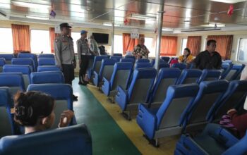 Lombok Barat, NTB - Kepolisian Sektor (Polsek) Kawasan Pelabuhan Lembar, di bawah naungan Polres Lombok Barat, Polda NTB, terus meningkatkan langkah-langkah pengamanan di area pelabuhan. Hal ini dilakukan sebagai upaya preventif untuk mengantisipasi potensi tindak premanisme dan praktik percaloan yang dapat meresahkan para pengguna jasa penyeberangan. Terutama menjelang akhir pekan yang biasanya mengalami peningkatan volume penumpang. Kegiatan pengamanan intensif ini terlihat pada Jumat (9/5/2025) sekitar pukul 10.00 WITA di Dermaga 1 PT. ASDP Lembar. Personel Polsek Kawasan Pelabuhan Lembar tampak bahu-membahu dengan pihak Otoritas Pelabuhan Lembar dalam mengawasi proses pemuatan kendaraan ke atas Kapal. Salah satunya Kapal Motor Penumpang (KMP) RHAMA GIRI NUSA yang melayani rute penyeberangan Lembar menuju Padangbai, Bali. Kapolres Lombok Barat, Polda NTB, AKBP Yasmara Harahap, S.I.K., melalui Kapolsek Kawasan Pelabuhan Lembar, Ipda Imran, menyampaikan bahwa pengamanan ini merupakan bagian dari komitmen Polri. Untuk memberikan rasa aman dan nyaman kepada masyarakat, khususnya para pengguna jasa transportasi laut. Pengecekan Ketat dan Imbauan Proaktif Dalam kegiatan pengamanan tersebut, petugas tidak hanya fokus pada kelancaran proses embarkasi. Mereka juga melakukan pengecekan terhadap surat-surat kendaraan yang akan menyeberang. Lebih dari itu, imbauan proaktif juga disampaikan kepada para sopir dan penumpang terkait potensi gangguan keamanan. "Kami secara aktif mengimbau kepada seluruh pengguna jasa penyeberangan untuk segera melaporkan kepada petugas apabila menemukan atau mencurigai adanya praktik premanisme maupun aksi percaloan di sekitar area pelabuhan," tegas Ipda Imran di sela-sela kegiatan pengamanan. Edukasi Penumpang untuk Keamanan dan Ketertiban Selain mengantisipasi tindakan kriminal, personel Polsek Lembar juga memberikan himbauan kepada para penumpang kapal. Mereka mengingatkan agar selalu menjaga barang bawaan masing-masing dan mengikuti antrian sesuai dengan tiket yang dimiliki. Kepatuhan terhadap peraturan di atas kapal juga menjadi fokus utama dalam edukasi yang disampaikan. "Kami harapkan para penumpang dapat bekerja sama dengan petugas dan mematuhi semua aturan yang berlaku demi kelancaran dan keamanan perjalanan," ujar Ipda Imran. "Dengan kesadaran dan partisipasi aktif dari masyarakat, kita dapat menciptakan lingkungan pelabuhan yang kondusif dan terbebas dari gangguan." Komitmen Polsek Kawasan Pelabuhan Lembar untuk Pelayanan Terbaik Langkah-langkah pengamanan yang dilakukan oleh Polsek Kawasan Pelabuhan Lembar ini menunjukkan keseriusan pihak kepolisian dalam memberikan pelayanan terbaik kepada masyarakat. Kehadiran polisi di tengah-tengah aktivitas pelabuhan diharapkan dapat memberikan efek jera bagi pelaku tindak kejahatan sekaligus memberikan rasa aman bagi para pengguna jasa penyeberangan.