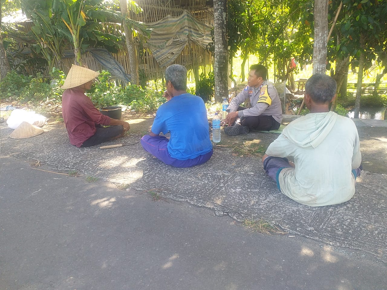 Pentingnya Ketahanan Pangan: Polsek Kuripan Kunjungi Warga Desa Jagaraga
