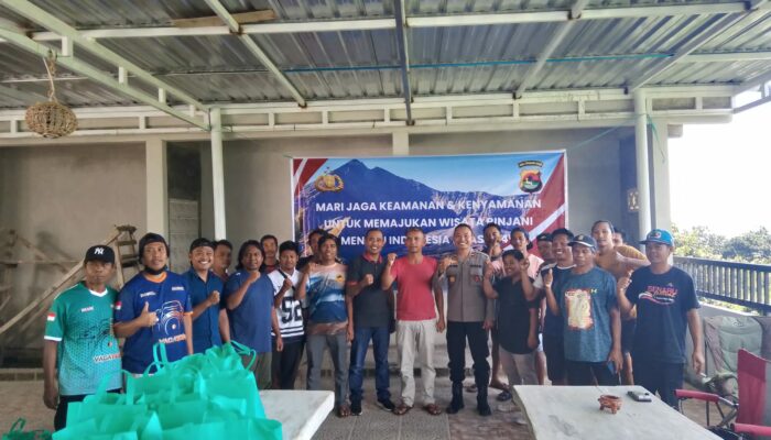 Menyambut Hari Buruh, Direktorat Intelkam Polda NTB bersama Polsek Bayan Bagikan Bansos