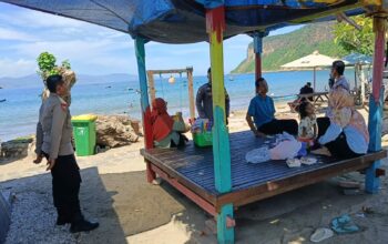Libur Panjang, Polsek Taliwang Tingkatkan Patroli Wisata di Pantai Balat dan Pantai Poto Batu