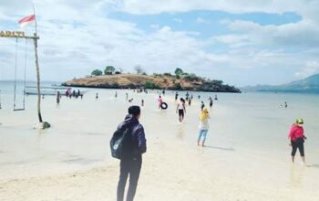Hari Libur, Polsek Lambu Laksanakan Patroli di Obyek Wisata Pantai Lariti