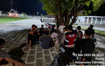 Patroli Dialogis Sat Samapta Polres Sumbawa Barat Sasar Remaja Nongkrong di Alun-Alun Kota Taliwang