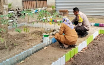 Bhabinkamtibmas Lembar Selatan Dorong Warga Kelola Lahan Pekarangan